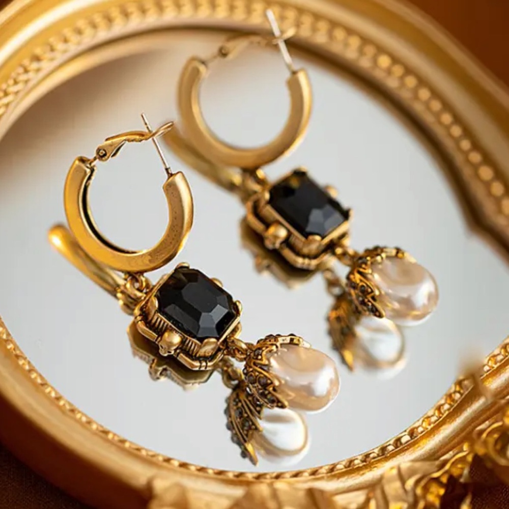 NWOT Vintage Earrings in Gold